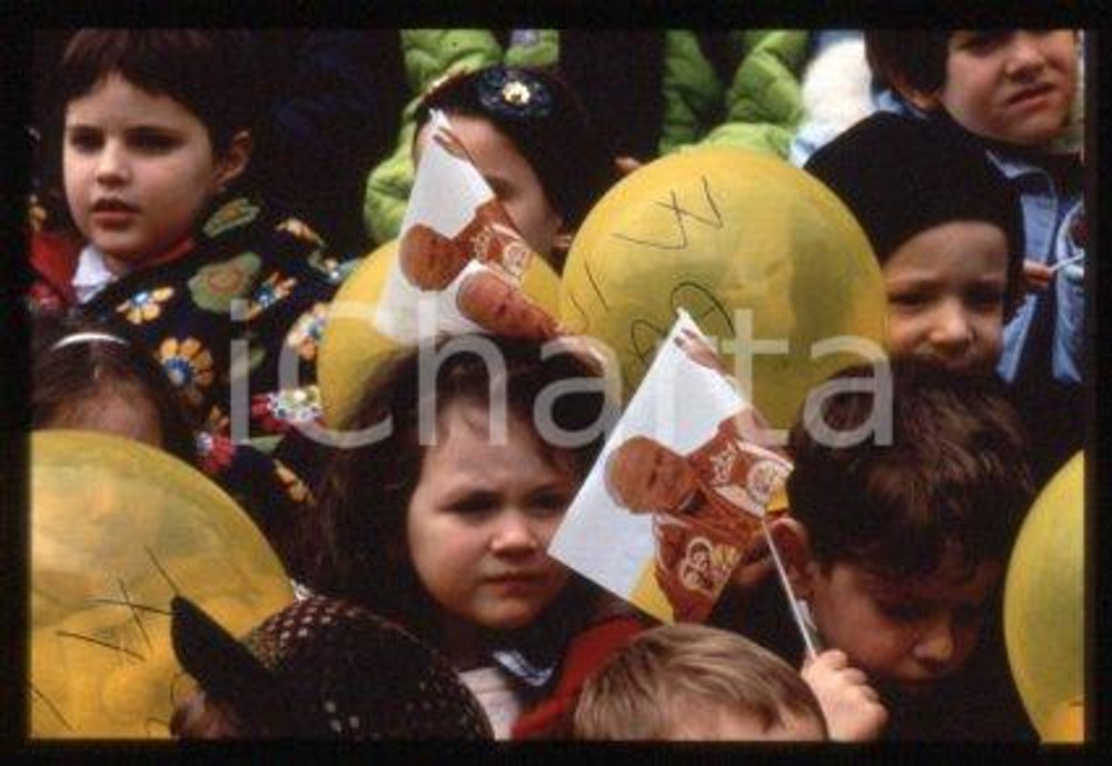 35mm vintage slide* 1996, VAL D'ELSA AND SIENA - GIOVANNI PAOLO II, people (2)  Diapositiva d'epoca, in formato 35 mm.CONDIZIONI: GOODE' severamente vietata la riproduzione. Tutti i diritti sono riservati.Nella diapositiva ICharta mette in vendita, sul negozio eBay e in esclusiva sul sito "icharta" il proprio archivio composto da numerose diapositive e negativi fotografici d'epoca, tutti originali e autentici, che attraversano la storia del costume italiano tra gli la fine degli anni Sessanta e Novanta.Si tratta di uno sguardo inedito sull'attualit&agrave;, la politica, la vita quotidiana, il gossip e la cultura, che fotografa il cambiamento della nazione in quest'ultimo scorcio del XX secolo. Un'occasione unica per il mercato del collezionismo, che vede finalmente disponibile un archivio eccezionale per vastit&agrave;, tematiche e condizioni, in un settore (il negativo fotografico e la diapositiva) di assoluta novit&agrave; e dalle interessanti prospettive di investimento. GOOD/buono   originale e autentica 1