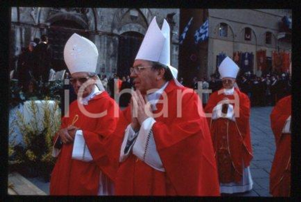 35mm vintage slide* 1996, VAL D'ELSA AND SIENA - GIOVANNI PAOLO II (3)  Diapositiva d'epoca, in formato 35 mm.CONDIZIONI: GOODE' severamente vietata la riproduzione. Tutti i diritti sono riservati.Nella diapositiva ICharta mette in vendita, sul negozio eBay e in esclusiva sul sito "icharta" il proprio archivio composto da numerose diapositive e negativi fotografici d'epoca, tutti originali e autentici, che attraversano la storia del costume italiano tra gli la fine degli anni Sessanta e Novanta.Si tratta di uno sguardo inedito sull'attualit&agrave;, la politica, la vita quotidiana, il gossip e la cultura, che fotografa il cambiamento della nazione in quest'ultimo scorcio del XX secolo. Un'occasione unica per il mercato del collezionismo, che vede finalmente disponibile un archivio eccezionale per vastit&agrave;, tematiche e condizioni, in un settore (il negativo fotografico e la diapositiva) di assoluta novit&agrave; e dalle interessanti prospettive di investimento. GOOD/buono   originale e autentica 1