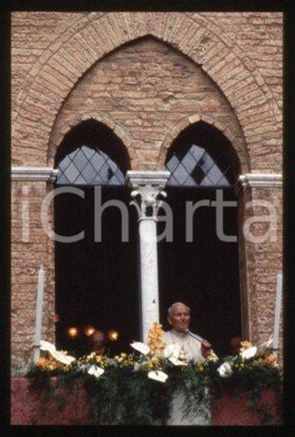35mm vintage slide* 1996, VAL D'ELSA AND SIENA - GIOVANNI PAOLO II (4)  Diapositiva d'epoca, in formato 35 mm.CONDIZIONI: GOODE' severamente vietata la riproduzione. Tutti i diritti sono riservati.Nella diapositiva ICharta mette in vendita, sul negozio eBay e in esclusiva sul sito "icharta" il proprio archivio composto da numerose diapositive e negativi fotografici d'epoca, tutti originali e autentici, che attraversano la storia del costume italiano tra gli la fine degli anni Sessanta e Novanta.Si tratta di uno sguardo inedito sull'attualit&agrave;, la politica, la vita quotidiana, il gossip e la cultura, che fotografa il cambiamento della nazione in quest'ultimo scorcio del XX secolo. Un'occasione unica per il mercato del collezionismo, che vede finalmente disponibile un archivio eccezionale per vastit&agrave;, tematiche e condizioni, in un settore (il negativo fotografico e la diapositiva) di assoluta novit&agrave; e dalle interessanti prospettive di investimento. GOOD/buono   originale e autentica 1