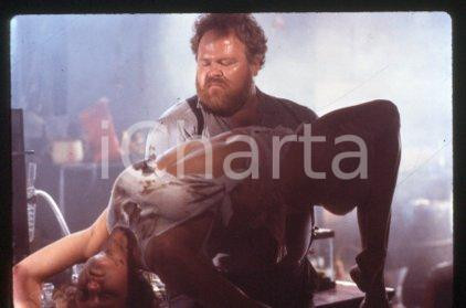 35mm vintage slide* 1989 CINEMA - "THE VINEYARD", James HONG, Michael WONG (14)  Diapositiva d'epoca, in formato 35 mm.CONDIZIONI: GOODE' severamente vietata la riproduzione. Tutti i diritti sono riservati.Nella diapositiva ICharta mette in vendita, sul negozio eBay e in esclusiva sul sito "icharta" il proprio archivio composto da numerose diapositive e negativi fotografici d'epoca, tutti originali e autentici, che attraversano la storia del costume italiano tra gli la fine degli anni Sessanta e Novanta.Si tratta di uno sguardo inedito sull'attualit&agrave;, la politica, la vita quotidiana, il gossip e la cultura, che fotografa il cambiamento della nazione in quest'ultimo scorcio del XX secolo. Un'occasione unica per il mercato del collezionismo, che vede finalmente disponibile un archivio eccezionale per vastit&agrave;, tematiche e condizioni, in un settore (il negativo fotografico e la diapositiva) di assoluta novit&agrave; e dalle interessanti prospettive di investimento. GOOD/buono   originale e autentica 1