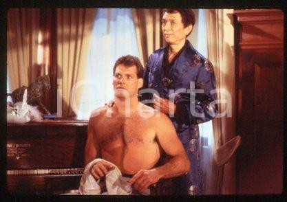 35mm vintage slide* 1989 CINEMA - "THE VINEYARD", James HONG, Michael WONG (26)  Diapositiva d'epoca, in formato 35 mm.CONDIZIONI: GOODE' severamente vietata la riproduzione. Tutti i diritti sono riservati.Nella diapositiva ICharta mette in vendita, sul negozio eBay e in esclusiva sul sito "icharta" il proprio archivio composto da numerose diapositive e negativi fotografici d'epoca, tutti originali e autentici, che attraversano la storia del costume italiano tra gli la fine degli anni Sessanta e Novanta.Si tratta di uno sguardo inedito sull'attualit&agrave;, la politica, la vita quotidiana, il gossip e la cultura, che fotografa il cambiamento della nazione in quest'ultimo scorcio del XX secolo. Un'occasione unica per il mercato del collezionismo, che vede finalmente disponibile un archivio eccezionale per vastit&agrave;, tematiche e condizioni, in un settore (il negativo fotografico e la diapositiva) di assoluta novit&agrave; e dalle interessanti prospettive di investimento. GOOD/buono   originale e autentica 1