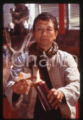 35mm vintage slide* 1989 CINEMA - "THE VINEYARD", James HONG, Michael WONG (34)  Diapositiva d'epoca, in formato 35 mm.CONDIZIONI: GOODE' severamente vietata la riproduzione. Tutti i diritti sono riservati.Nella diapositiva ICharta mette in vendita, sul negozio eBay e in esclusiva sul sito "icharta" il proprio archivio composto da numerose diapositive e negativi fotografici d'epoca, tutti originali e autentici, che attraversano la storia del costume italiano tra gli la fine degli anni Sessanta e Novanta.Si tratta di uno sguardo inedito sull'attualit&agrave;, la politica, la vita quotidiana, il gossip e la cultura, che fotografa il cambiamento della nazione in quest'ultimo scorcio del XX secolo. Un'occasione unica per il mercato del collezionismo, che vede finalmente disponibile un archivio eccezionale per vastit&agrave;, tematiche e condizioni, in un settore (il negativo fotografico e la diapositiva) di assoluta novit&agrave; e dalle interessanti prospettive di investimento. GOOD/buono   originale e autentica 1