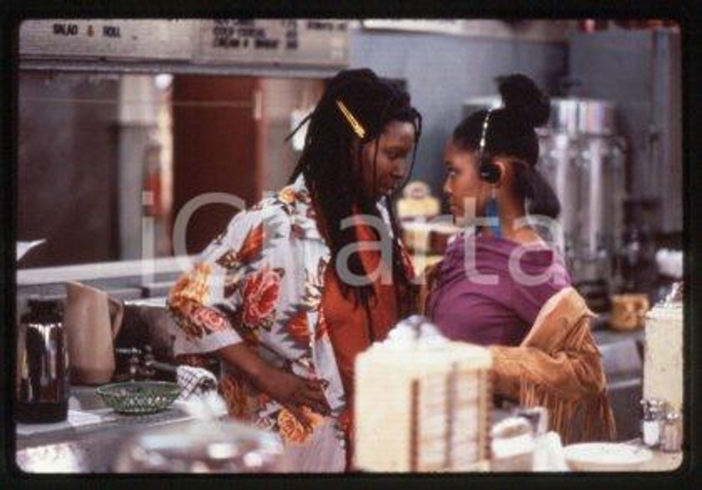 35mm vintage slide* 1987 CINEMA "Bagdad Cafe" Marianne SAGEBRECHT, Cch POUNDER/1  Diapositiva d'epoca, in formato 35 mm.CONDIZIONI: GOODE' severamente vietata la riproduzione. Tutti i diritti sono riservati.Nella diapositiva ICharta mette in vendita, sul negozio eBay e in esclusiva sul sito "icharta" il proprio archivio composto da numerose diapositive e negativi fotografici d'epoca, tutti originali e autentici, che attraversano la storia del costume italiano tra gli la fine degli anni Sessanta e Novanta.Si tratta di uno sguardo inedito sull'attualit&agrave;, la politica, la vita quotidiana, il gossip e la cultura, che fotografa il cambiamento della nazione in quest'ultimo scorcio del XX secolo. Un'occasione unica per il mercato del collezionismo, che vede finalmente disponibile un archivio eccezionale per vastit&agrave;, tematiche e condizioni, in un settore (il negativo fotografico e la diapositiva) di assoluta novit&agrave; e dalle interessanti prospettive di investimento. GOOD/buono   originale e autentica 1