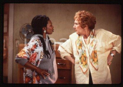 35mm vintage slide* 1987 CINEMA "Bagdad Cafe" Marianne SAGEBRECHT, Cch POUNDER/3  Diapositiva d'epoca, in formato 35 mm.CONDIZIONI: GOODE' severamente vietata la riproduzione. Tutti i diritti sono riservati.Nella diapositiva ICharta mette in vendita, sul negozio eBay e in esclusiva sul sito "icharta" il proprio archivio composto da numerose diapositive e negativi fotografici d'epoca, tutti originali e autentici, che attraversano la storia del costume italiano tra gli la fine degli anni Sessanta e Novanta.Si tratta di uno sguardo inedito sull'attualit&agrave;, la politica, la vita quotidiana, il gossip e la cultura, che fotografa il cambiamento della nazione in quest'ultimo scorcio del XX secolo. Un'occasione unica per il mercato del collezionismo, che vede finalmente disponibile un archivio eccezionale per vastit&agrave;, tematiche e condizioni, in un settore (il negativo fotografico e la diapositiva) di assoluta novit&agrave; e dalle interessanti prospettive di investimento. GOOD/buono   originale e autentica 1