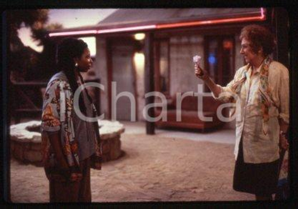 35mm vintage slide* 1987 CINEMA "Bagdad Cafe" Marianne SAGEBRECHT, Cch POUNDER/4  Diapositiva d'epoca, in formato 35 mm.CONDIZIONI: GOODE' severamente vietata la riproduzione. Tutti i diritti sono riservati.Nella diapositiva ICharta mette in vendita, sul negozio eBay e in esclusiva sul sito "icharta" il proprio archivio composto da numerose diapositive e negativi fotografici d'epoca, tutti originali e autentici, che attraversano la storia del costume italiano tra gli la fine degli anni Sessanta e Novanta.Si tratta di uno sguardo inedito sull'attualit&agrave;, la politica, la vita quotidiana, il gossip e la cultura, che fotografa il cambiamento della nazione in quest'ultimo scorcio del XX secolo. Un'occasione unica per il mercato del collezionismo, che vede finalmente disponibile un archivio eccezionale per vastit&agrave;, tematiche e condizioni, in un settore (il negativo fotografico e la diapositiva) di assoluta novit&agrave; e dalle interessanti prospettive di investimento. GOOD/buono   originale e autentica 1