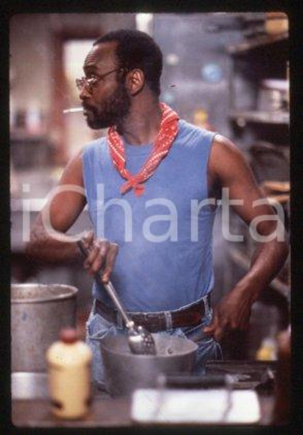 35mm vintage slide* 1987 CINEMA "Bagdad Cafe" Marianne SAGEBRECHT, Cch POUNDER/6  Diapositiva d'epoca, in formato 35 mm.CONDIZIONI: GOODE' severamente vietata la riproduzione. Tutti i diritti sono riservati.Nella diapositiva ICharta mette in vendita, sul negozio eBay e in esclusiva sul sito "icharta" il proprio archivio composto da numerose diapositive e negativi fotografici d'epoca, tutti originali e autentici, che attraversano la storia del costume italiano tra gli la fine degli anni Sessanta e Novanta.Si tratta di uno sguardo inedito sull'attualit&agrave;, la politica, la vita quotidiana, il gossip e la cultura, che fotografa il cambiamento della nazione in quest'ultimo scorcio del XX secolo. Un'occasione unica per il mercato del collezionismo, che vede finalmente disponibile un archivio eccezionale per vastit&agrave;, tematiche e condizioni, in un settore (il negativo fotografico e la diapositiva) di assoluta novit&agrave; e dalle interessanti prospettive di investimento. GOOD/buono   originale e autentica 1