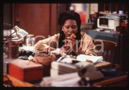 35mm vintage slide* 1987 CINEMA "Bagdad Cafe" Marianne SAGEBRECHT, Cch POUNDER/8  Diapositiva d'epoca, in formato 35 mm.CONDIZIONI: GOODE' severamente vietata la riproduzione. Tutti i diritti sono riservati.Nella diapositiva ICharta mette in vendita, sul negozio eBay e in esclusiva sul sito "icharta" il proprio archivio composto da numerose diapositive e negativi fotografici d'epoca, tutti originali e autentici, che attraversano la storia del costume italiano tra gli la fine degli anni Sessanta e Novanta.Si tratta di uno sguardo inedito sull'attualit&agrave;, la politica, la vita quotidiana, il gossip e la cultura, che fotografa il cambiamento della nazione in quest'ultimo scorcio del XX secolo. Un'occasione unica per il mercato del collezionismo, che vede finalmente disponibile un archivio eccezionale per vastit&agrave;, tematiche e condizioni, in un settore (il negativo fotografico e la diapositiva) di assoluta novit&agrave; e dalle interessanti prospettive di investimento. GOOD/buono   originale e autentica 1