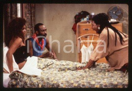 35mm vintage slide*1987 CINEMA "Bagdad Cafe" Marianne SAGEBRECHT, Cch POUNDER/12  Diapositiva d'epoca, in formato 35 mm.CONDIZIONI: GOODE' severamente vietata la riproduzione. Tutti i diritti sono riservati.Nella diapositiva ICharta mette in vendita, sul negozio eBay e in esclusiva sul sito "icharta" il proprio archivio composto da numerose diapositive e negativi fotografici d'epoca, tutti originali e autentici, che attraversano la storia del costume italiano tra gli la fine degli anni Sessanta e Novanta.Si tratta di uno sguardo inedito sull'attualit&agrave;, la politica, la vita quotidiana, il gossip e la cultura, che fotografa il cambiamento della nazione in quest'ultimo scorcio del XX secolo. Un'occasione unica per il mercato del collezionismo, che vede finalmente disponibile un archivio eccezionale per vastit&agrave;, tematiche e condizioni, in un settore (il negativo fotografico e la diapositiva) di assoluta novit&agrave; e dalle interessanti prospettive di investimento. GOOD/buono   originale e autentica 1