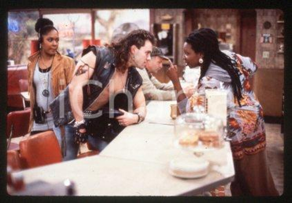 35mm vintage slide*1987 CINEMA "Bagdad Cafe" Marianne SAGEBRECHT, Cch POUNDER/26  Diapositiva d'epoca, in formato 35 mm.CONDIZIONI: GOODE' severamente vietata la riproduzione. Tutti i diritti sono riservati.Nella diapositiva ICharta mette in vendita, sul negozio eBay e in esclusiva sul sito "icharta" il proprio archivio composto da numerose diapositive e negativi fotografici d'epoca, tutti originali e autentici, che attraversano la storia del costume italiano tra gli la fine degli anni Sessanta e Novanta.Si tratta di uno sguardo inedito sull'attualit&agrave;, la politica, la vita quotidiana, il gossip e la cultura, che fotografa il cambiamento della nazione in quest'ultimo scorcio del XX secolo. Un'occasione unica per il mercato del collezionismo, che vede finalmente disponibile un archivio eccezionale per vastit&agrave;, tematiche e condizioni, in un settore (il negativo fotografico e la diapositiva) di assoluta novit&agrave; e dalle interessanti prospettive di investimento. GOOD/buono   originale e autentica 1
