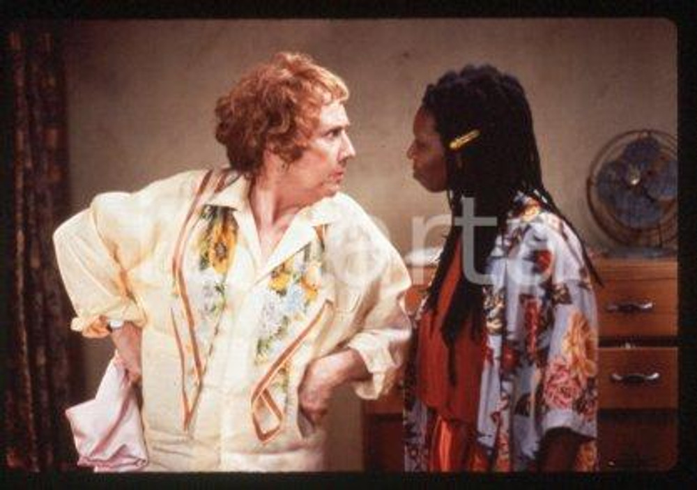 35mm vintage slide*1987 CINEMA "Bagdad Cafe" Marianne SAGEBRECHT, Cch POUNDER/28  Diapositiva d'epoca, in formato 35 mm.CONDIZIONI: GOODE' severamente vietata la riproduzione. Tutti i diritti sono riservati.Nella diapositiva ICharta mette in vendita, sul negozio eBay e in esclusiva sul sito "icharta" il proprio archivio composto da numerose diapositive e negativi fotografici d'epoca, tutti originali e autentici, che attraversano la storia del costume italiano tra gli la fine degli anni Sessanta e Novanta.Si tratta di uno sguardo inedito sull'attualit&agrave;, la politica, la vita quotidiana, il gossip e la cultura, che fotografa il cambiamento della nazione in quest'ultimo scorcio del XX secolo. Un'occasione unica per il mercato del collezionismo, che vede finalmente disponibile un archivio eccezionale per vastit&agrave;, tematiche e condizioni, in un settore (il negativo fotografico e la diapositiva) di assoluta novit&agrave; e dalle interessanti prospettive di investimento. GOOD/buono   originale e autentica 1