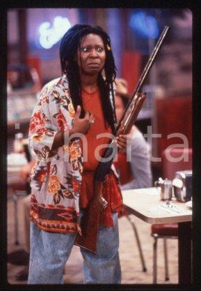 35mm vintage slide*1987 CINEMA "Bagdad Cafe" Marianne SAGEBRECHT, Cch POUNDER/31  Diapositiva d'epoca, in formato 35 mm.CONDIZIONI: GOODE' severamente vietata la riproduzione. Tutti i diritti sono riservati.Nella diapositiva ICharta mette in vendita, sul negozio eBay e in esclusiva sul sito "icharta" il proprio archivio composto da numerose diapositive e negativi fotografici d'epoca, tutti originali e autentici, che attraversano la storia del costume italiano tra gli la fine degli anni Sessanta e Novanta.Si tratta di uno sguardo inedito sull'attualit&agrave;, la politica, la vita quotidiana, il gossip e la cultura, che fotografa il cambiamento della nazione in quest'ultimo scorcio del XX secolo. Un'occasione unica per il mercato del collezionismo, che vede finalmente disponibile un archivio eccezionale per vastit&agrave;, tematiche e condizioni, in un settore (il negativo fotografico e la diapositiva) di assoluta novit&agrave; e dalle interessanti prospettive di investimento. GOOD/buono   originale e autentica 1