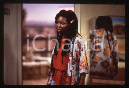 35mm vintage slide*1987 CINEMA "Bagdad Cafe" Marianne SAGEBRECHT, Cch POUNDER/32  Diapositiva d'epoca, in formato 35 mm.CONDIZIONI: GOODE' severamente vietata la riproduzione. Tutti i diritti sono riservati.Nella diapositiva ICharta mette in vendita, sul negozio eBay e in esclusiva sul sito "icharta" il proprio archivio composto da numerose diapositive e negativi fotografici d'epoca, tutti originali e autentici, che attraversano la storia del costume italiano tra gli la fine degli anni Sessanta e Novanta.Si tratta di uno sguardo inedito sull'attualit&agrave;, la politica, la vita quotidiana, il gossip e la cultura, che fotografa il cambiamento della nazione in quest'ultimo scorcio del XX secolo. Un'occasione unica per il mercato del collezionismo, che vede finalmente disponibile un archivio eccezionale per vastit&agrave;, tematiche e condizioni, in un settore (il negativo fotografico e la diapositiva) di assoluta novit&agrave; e dalle interessanti prospettive di investimento. GOOD/buono   originale e autentica 1