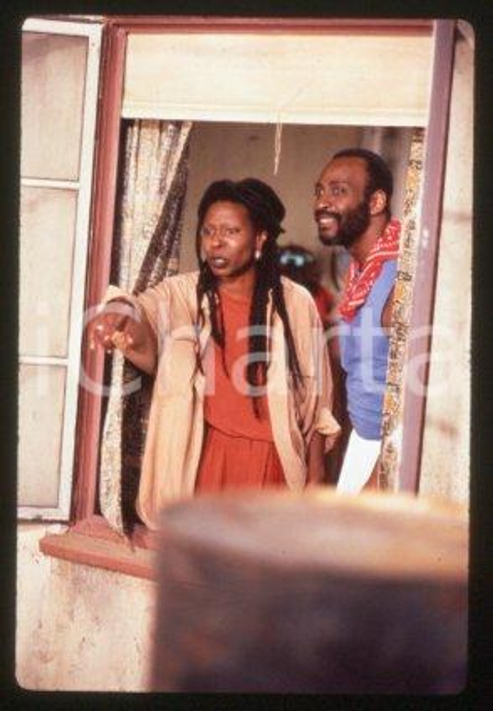 35mm vintage slide*1987 CINEMA "Bagdad Cafe" Marianne SAGEBRECHT, Cch POUNDER/35  Diapositiva d'epoca, in formato 35 mm.CONDIZIONI: GOODE' severamente vietata la riproduzione. Tutti i diritti sono riservati.Nella diapositiva ICharta mette in vendita, sul negozio eBay e in esclusiva sul sito "icharta" il proprio archivio composto da numerose diapositive e negativi fotografici d'epoca, tutti originali e autentici, che attraversano la storia del costume italiano tra gli la fine degli anni Sessanta e Novanta.Si tratta di uno sguardo inedito sull'attualit&agrave;, la politica, la vita quotidiana, il gossip e la cultura, che fotografa il cambiamento della nazione in quest'ultimo scorcio del XX secolo. Un'occasione unica per il mercato del collezionismo, che vede finalmente disponibile un archivio eccezionale per vastit&agrave;, tematiche e condizioni, in un settore (il negativo fotografico e la diapositiva) di assoluta novit&agrave; e dalle interessanti prospettive di investimento. GOOD/buono   originale e autentica 1