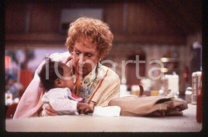 35mm vintage slide*1987 CINEMA "Bagdad Cafe" Marianne SAGEBRECHT, Cch POUNDER/38  Diapositiva d'epoca, in formato 35 mm.CONDIZIONI: GOODE' severamente vietata la riproduzione. Tutti i diritti sono riservati.Nella diapositiva ICharta mette in vendita, sul negozio eBay e in esclusiva sul sito "icharta" il proprio archivio composto da numerose diapositive e negativi fotografici d'epoca, tutti originali e autentici, che attraversano la storia del costume italiano tra gli la fine degli anni Sessanta e Novanta.Si tratta di uno sguardo inedito sull'attualit&agrave;, la politica, la vita quotidiana, il gossip e la cultura, che fotografa il cambiamento della nazione in quest'ultimo scorcio del XX secolo. Un'occasione unica per il mercato del collezionismo, che vede finalmente disponibile un archivio eccezionale per vastit&agrave;, tematiche e condizioni, in un settore (il negativo fotografico e la diapositiva) di assoluta novit&agrave; e dalle interessanti prospettive di investimento. GOOD/buono   originale e autentica 1