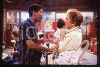 35mm vintage slide*1987 CINEMA "Bagdad Cafe" Marianne SAGEBRECHT, Cch POUNDER/40  Diapositiva d'epoca, in formato 35 mm.CONDIZIONI: GOODE' severamente vietata la riproduzione. Tutti i diritti sono riservati.Nella diapositiva ICharta mette in vendita, sul negozio eBay e in esclusiva sul sito "icharta" il proprio archivio composto da numerose diapositive e negativi fotografici d'epoca, tutti originali e autentici, che attraversano la storia del costume italiano tra gli la fine degli anni Sessanta e Novanta.Si tratta di uno sguardo inedito sull'attualit&agrave;, la politica, la vita quotidiana, il gossip e la cultura, che fotografa il cambiamento della nazione in quest'ultimo scorcio del XX secolo. Un'occasione unica per il mercato del collezionismo, che vede finalmente disponibile un archivio eccezionale per vastit&agrave;, tematiche e condizioni, in un settore (il negativo fotografico e la diapositiva) di assoluta novit&agrave; e dalle interessanti prospettive di investimento. GOOD/buono   originale e autentica 1