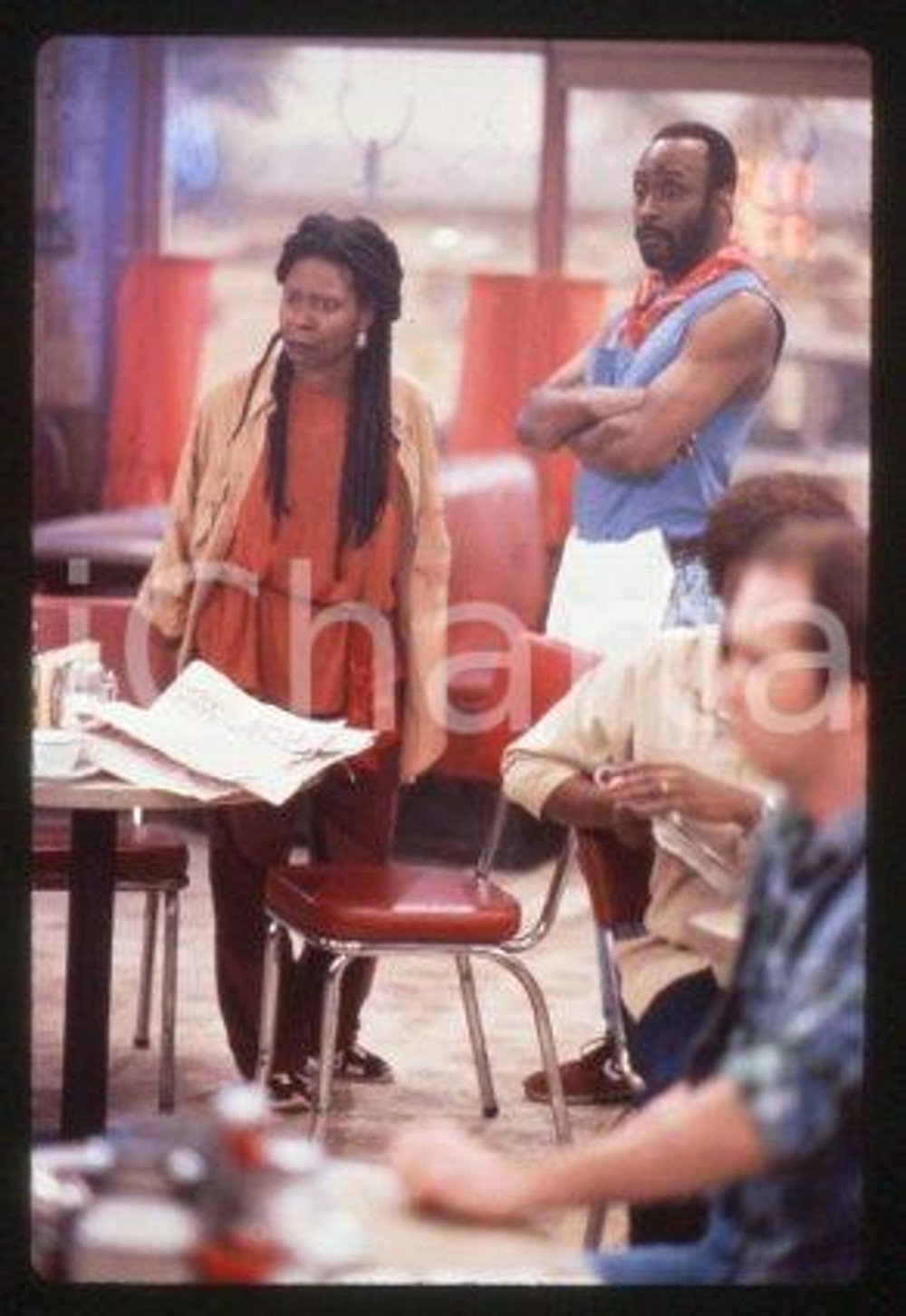 35mm vintage slide*1987 CINEMA "Bagdad Cafe" Marianne SAGEBRECHT, Cch POUNDER/41  Diapositiva d'epoca, in formato 35 mm.CONDIZIONI: GOODE' severamente vietata la riproduzione. Tutti i diritti sono riservati.Nella diapositiva ICharta mette in vendita, sul negozio eBay e in esclusiva sul sito "icharta" il proprio archivio composto da numerose diapositive e negativi fotografici d'epoca, tutti originali e autentici, che attraversano la storia del costume italiano tra gli la fine degli anni Sessanta e Novanta.Si tratta di uno sguardo inedito sull'attualit&agrave;, la politica, la vita quotidiana, il gossip e la cultura, che fotografa il cambiamento della nazione in quest'ultimo scorcio del XX secolo. Un'occasione unica per il mercato del collezionismo, che vede finalmente disponibile un archivio eccezionale per vastit&agrave;, tematiche e condizioni, in un settore (il negativo fotografico e la diapositiva) di assoluta novit&agrave; e dalle interessanti prospettive di investimento. GOOD/buono   originale e autentica 1