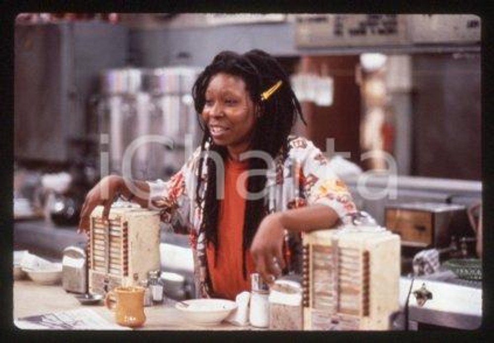 35mm vintage slide*1987 CINEMA "Bagdad Cafe" Marianne SAGEBRECHT, Cch POUNDER/43  Diapositiva d'epoca, in formato 35 mm.CONDIZIONI: GOODE' severamente vietata la riproduzione. Tutti i diritti sono riservati.Nella diapositiva ICharta mette in vendita, sul negozio eBay e in esclusiva sul sito "icharta" il proprio archivio composto da numerose diapositive e negativi fotografici d'epoca, tutti originali e autentici, che attraversano la storia del costume italiano tra gli la fine degli anni Sessanta e Novanta.Si tratta di uno sguardo inedito sull'attualit&agrave;, la politica, la vita quotidiana, il gossip e la cultura, che fotografa il cambiamento della nazione in quest'ultimo scorcio del XX secolo. Un'occasione unica per il mercato del collezionismo, che vede finalmente disponibile un archivio eccezionale per vastit&agrave;, tematiche e condizioni, in un settore (il negativo fotografico e la diapositiva) di assoluta novit&agrave; e dalle interessanti prospettive di investimento. GOOD/buono   originale e autentica 1