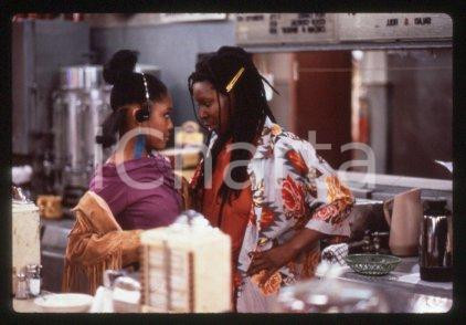 35mm vintage slide*1987 CINEMA "Bagdad Cafe" Marianne SAGEBRECHT, Cch POUNDER/46  Diapositiva d'epoca, in formato 35 mm.CONDIZIONI: GOODE' severamente vietata la riproduzione. Tutti i diritti sono riservati.Nella diapositiva ICharta mette in vendita, sul negozio eBay e in esclusiva sul sito "icharta" il proprio archivio composto da numerose diapositive e negativi fotografici d'epoca, tutti originali e autentici, che attraversano la storia del costume italiano tra gli la fine degli anni Sessanta e Novanta.Si tratta di uno sguardo inedito sull'attualit&agrave;, la politica, la vita quotidiana, il gossip e la cultura, che fotografa il cambiamento della nazione in quest'ultimo scorcio del XX secolo. Un'occasione unica per il mercato del collezionismo, che vede finalmente disponibile un archivio eccezionale per vastit&agrave;, tematiche e condizioni, in un settore (il negativo fotografico e la diapositiva) di assoluta novit&agrave; e dalle interessanti prospettive di investimento. GOOD/buono   originale e autentica 1
