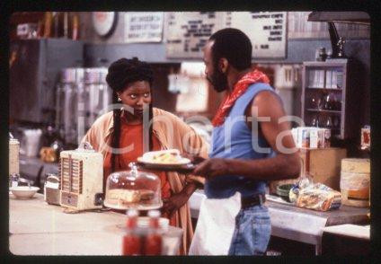 35mm vintage slide*1987 CINEMA "Bagdad Cafe" Marianne SAGEBRECHT, Cch POUNDER/49  Diapositiva d'epoca, in formato 35 mm.CONDIZIONI: GOODE' severamente vietata la riproduzione. Tutti i diritti sono riservati.Nella diapositiva ICharta mette in vendita, sul negozio eBay e in esclusiva sul sito "icharta" il proprio archivio composto da numerose diapositive e negativi fotografici d'epoca, tutti originali e autentici, che attraversano la storia del costume italiano tra gli la fine degli anni Sessanta e Novanta.Si tratta di uno sguardo inedito sull'attualit&agrave;, la politica, la vita quotidiana, il gossip e la cultura, che fotografa il cambiamento della nazione in quest'ultimo scorcio del XX secolo. Un'occasione unica per il mercato del collezionismo, che vede finalmente disponibile un archivio eccezionale per vastit&agrave;, tematiche e condizioni, in un settore (il negativo fotografico e la diapositiva) di assoluta novit&agrave; e dalle interessanti prospettive di investimento. GOOD/buono   originale e autentica 1