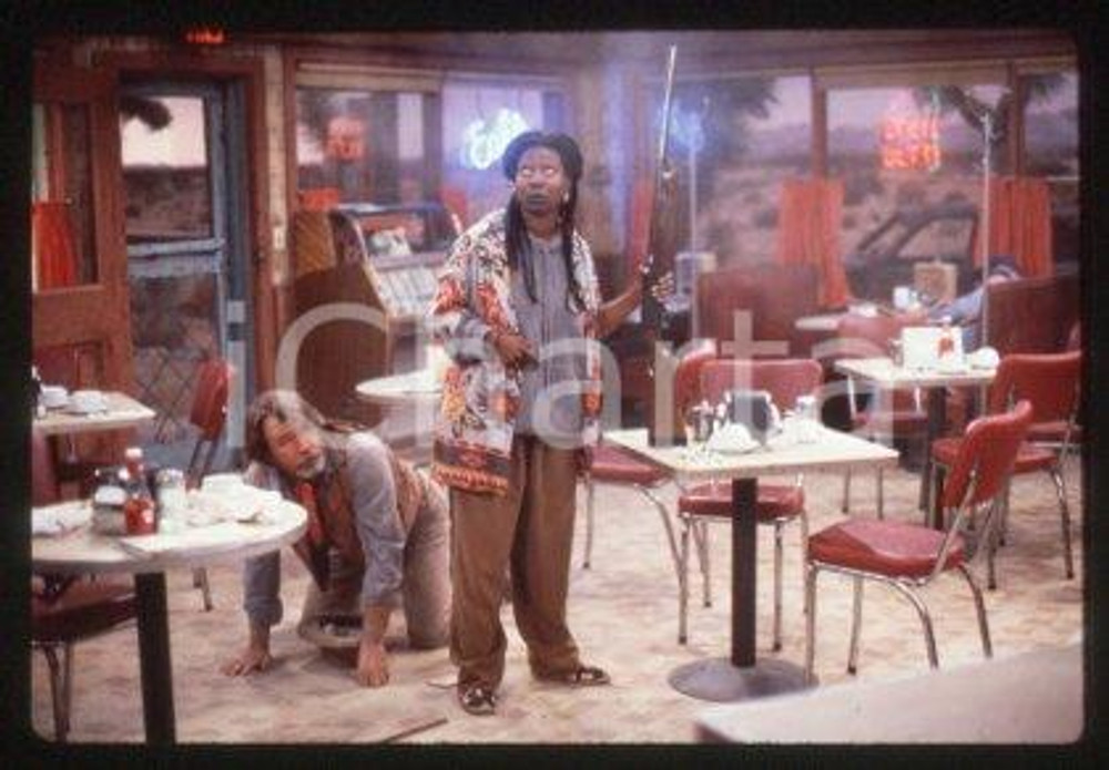 35mm vintage slide*1987 CINEMA "Bagdad Cafe" Marianne SAGEBRECHT, Cch POUNDER/51  Diapositiva d'epoca, in formato 35 mm.CONDIZIONI: GOODE' severamente vietata la riproduzione. Tutti i diritti sono riservati.Nella diapositiva ICharta mette in vendita, sul negozio eBay e in esclusiva sul sito "icharta" il proprio archivio composto da numerose diapositive e negativi fotografici d'epoca, tutti originali e autentici, che attraversano la storia del costume italiano tra gli la fine degli anni Sessanta e Novanta.Si tratta di uno sguardo inedito sull'attualit&agrave;, la politica, la vita quotidiana, il gossip e la cultura, che fotografa il cambiamento della nazione in quest'ultimo scorcio del XX secolo. Un'occasione unica per il mercato del collezionismo, che vede finalmente disponibile un archivio eccezionale per vastit&agrave;, tematiche e condizioni, in un settore (il negativo fotografico e la diapositiva) di assoluta novit&agrave; e dalle interessanti prospettive di investimento. GOOD/buono   originale e autentica 1
