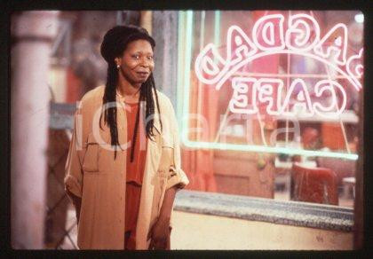 35mm vintage slide*1987 CINEMA "Bagdad Cafe" Marianne SAGEBRECHT, Cch POUNDER/52  Diapositiva d'epoca, in formato 35 mm.CONDIZIONI: GOODE' severamente vietata la riproduzione. Tutti i diritti sono riservati.Nella diapositiva ICharta mette in vendita, sul negozio eBay e in esclusiva sul sito "icharta" il proprio archivio composto da numerose diapositive e negativi fotografici d'epoca, tutti originali e autentici, che attraversano la storia del costume italiano tra gli la fine degli anni Sessanta e Novanta.Si tratta di uno sguardo inedito sull'attualit&agrave;, la politica, la vita quotidiana, il gossip e la cultura, che fotografa il cambiamento della nazione in quest'ultimo scorcio del XX secolo. Un'occasione unica per il mercato del collezionismo, che vede finalmente disponibile un archivio eccezionale per vastit&agrave;, tematiche e condizioni, in un settore (il negativo fotografico e la diapositiva) di assoluta novit&agrave; e dalle interessanti prospettive di investimento. GOOD/buono   originale e autentica 1