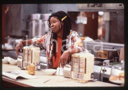 35mm vintage slide*1987 CINEMA "Bagdad Cafe" Marianne SAGEBRECHT, Cch POUNDER/54  Diapositiva d'epoca, in formato 35 mm.CONDIZIONI: GOODE' severamente vietata la riproduzione. Tutti i diritti sono riservati.Nella diapositiva ICharta mette in vendita, sul negozio eBay e in esclusiva sul sito "icharta" il proprio archivio composto da numerose diapositive e negativi fotografici d'epoca, tutti originali e autentici, che attraversano la storia del costume italiano tra gli la fine degli anni Sessanta e Novanta.Si tratta di uno sguardo inedito sull'attualit&agrave;, la politica, la vita quotidiana, il gossip e la cultura, che fotografa il cambiamento della nazione in quest'ultimo scorcio del XX secolo. Un'occasione unica per il mercato del collezionismo, che vede finalmente disponibile un archivio eccezionale per vastit&agrave;, tematiche e condizioni, in un settore (il negativo fotografico e la diapositiva) di assoluta novit&agrave; e dalle interessanti prospettive di investimento. GOOD/buono   originale e autentica 1