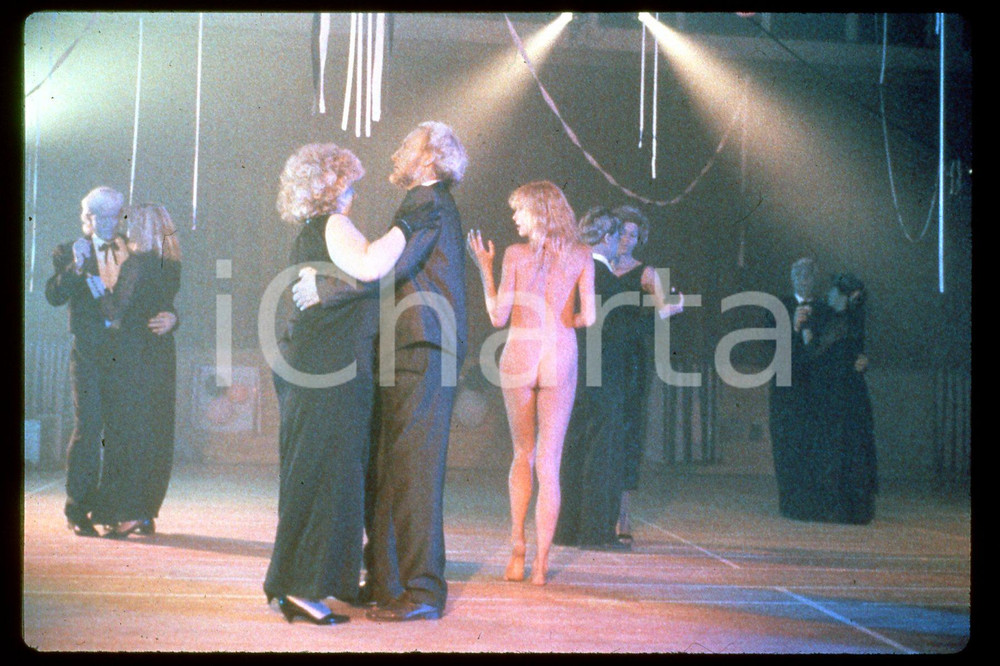 35mm vintage slide* 1989 CINEMA "Hellgate" - Ron PALILLO, Abigail WOLCOTT (1)  Diapositiva d'epoca, in formato 35 mm.CONDIZIONI: GOODE' severamente vietata la riproduzione. Tutti i diritti sono riservati.Nella diapositiva ICharta mette in vendita, sul negozio eBay e in esclusiva sul sito "icharta" il proprio archivio composto da numerose diapositive e negativi fotografici d'epoca, tutti originali e autentici, che attraversano la storia del costume italiano tra gli la fine degli anni Sessanta e Novanta.Si tratta di uno sguardo inedito sull'attualit&agrave;, la politica, la vita quotidiana, il gossip e la cultura, che fotografa il cambiamento della nazione in quest'ultimo scorcio del XX secolo. Un'occasione unica per il mercato del collezionismo, che vede finalmente disponibile un archivio eccezionale per vastit&agrave;, tematiche e condizioni, in un settore (il negativo fotografico e la diapositiva) di assoluta novit&agrave; e dalle interessanti prospettive di investimento. GOOD/buono   originale e autentica 1