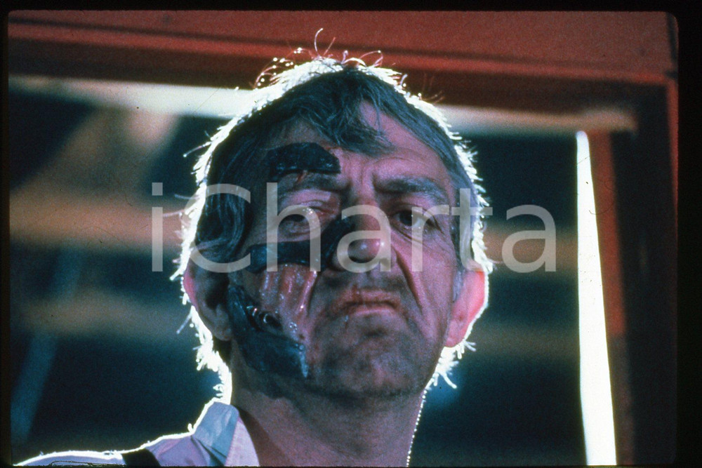 35mm vintage slide* 1989 CINEMA "Hellgate" - Ron PALILLO, Abigail WOLCOTT (4)  Diapositiva d'epoca, in formato 35 mm.CONDIZIONI: GOODE' severamente vietata la riproduzione. Tutti i diritti sono riservati.Nella diapositiva ICharta mette in vendita, sul negozio eBay e in esclusiva sul sito "icharta" il proprio archivio composto da numerose diapositive e negativi fotografici d'epoca, tutti originali e autentici, che attraversano la storia del costume italiano tra gli la fine degli anni Sessanta e Novanta.Si tratta di uno sguardo inedito sull'attualit&agrave;, la politica, la vita quotidiana, il gossip e la cultura, che fotografa il cambiamento della nazione in quest'ultimo scorcio del XX secolo. Un'occasione unica per il mercato del collezionismo, che vede finalmente disponibile un archivio eccezionale per vastit&agrave;, tematiche e condizioni, in un settore (il negativo fotografico e la diapositiva) di assoluta novit&agrave; e dalle interessanti prospettive di investimento. GOOD/buono   originale e autentica 1