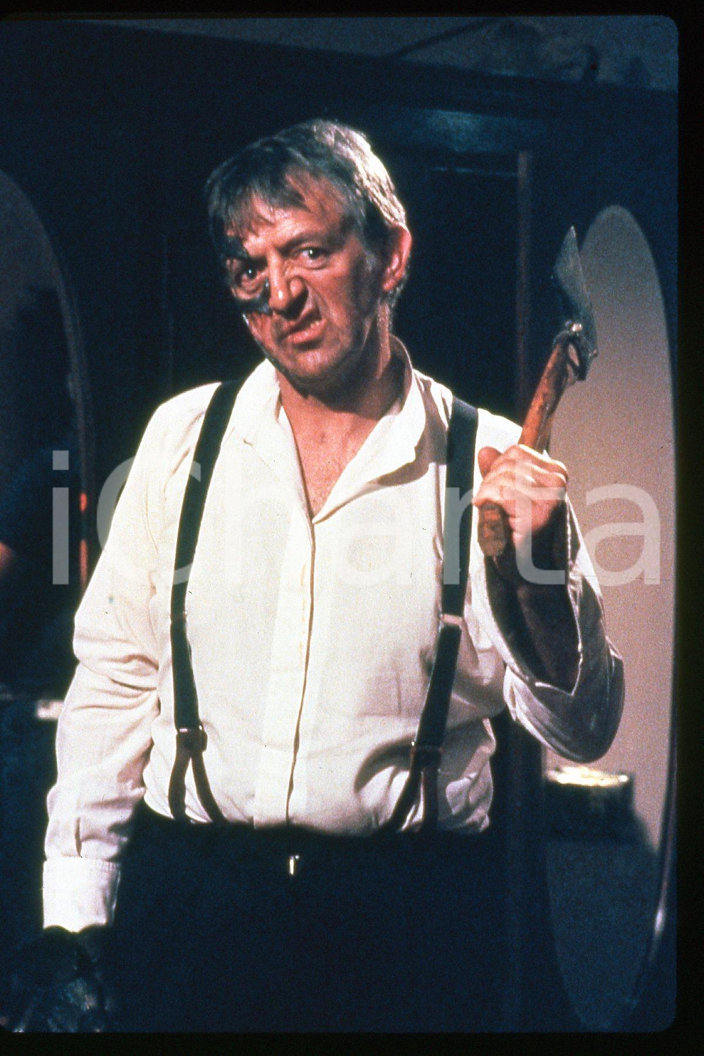 35mm vintage slide* 1989 CINEMA "Hellgate" - Ron PALILLO, Abigail WOLCOTT (32)  Diapositiva d'epoca, in formato 35 mm.CONDIZIONI: GOODE' severamente vietata la riproduzione. Tutti i diritti sono riservati.Nella diapositiva ICharta mette in vendita, sul negozio eBay e in esclusiva sul sito "icharta" il proprio archivio composto da numerose diapositive e negativi fotografici d'epoca, tutti originali e autentici, che attraversano la storia del costume italiano tra gli la fine degli anni Sessanta e Novanta.Si tratta di uno sguardo inedito sull'attualit&agrave;, la politica, la vita quotidiana, il gossip e la cultura, che fotografa il cambiamento della nazione in quest'ultimo scorcio del XX secolo. Un'occasione unica per il mercato del collezionismo, che vede finalmente disponibile un archivio eccezionale per vastit&agrave;, tematiche e condizioni, in un settore (il negativo fotografico e la diapositiva) di assoluta novit&agrave; e dalle interessanti prospettive di investimento. GOOD/buono   originale e autentica 1