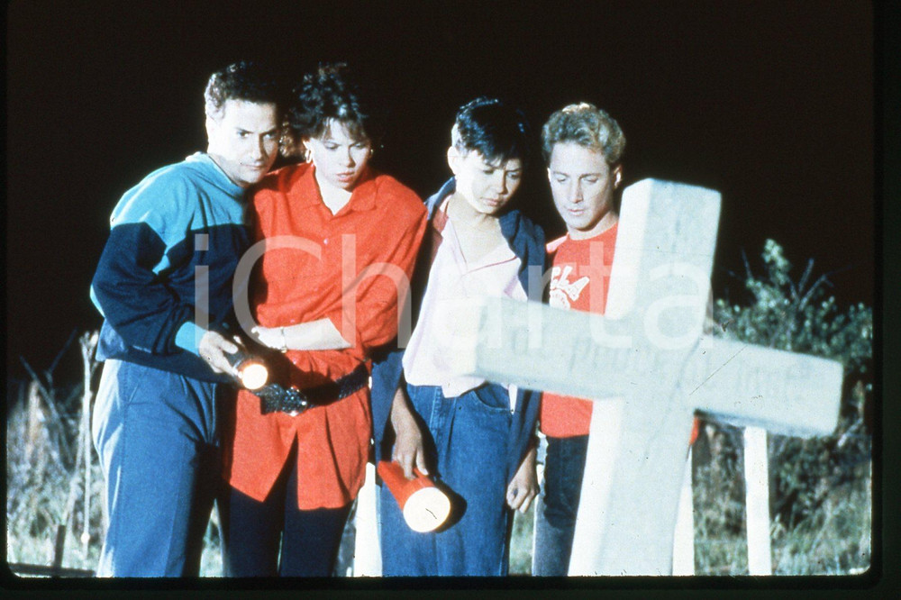 35mm vintage slide* 1989 CINEMA "Hellgate" - Ron PALILLO, Abigail WOLCOTT (38)  Diapositiva d'epoca, in formato 35 mm.CONDIZIONI: GOODE' severamente vietata la riproduzione. Tutti i diritti sono riservati.Nella diapositiva ICharta mette in vendita, sul negozio eBay e in esclusiva sul sito "icharta" il proprio archivio composto da numerose diapositive e negativi fotografici d'epoca, tutti originali e autentici, che attraversano la storia del costume italiano tra gli la fine degli anni Sessanta e Novanta.Si tratta di uno sguardo inedito sull'attualit&agrave;, la politica, la vita quotidiana, il gossip e la cultura, che fotografa il cambiamento della nazione in quest'ultimo scorcio del XX secolo. Un'occasione unica per il mercato del collezionismo, che vede finalmente disponibile un archivio eccezionale per vastit&agrave;, tematiche e condizioni, in un settore (il negativo fotografico e la diapositiva) di assoluta novit&agrave; e dalle interessanti prospettive di investimento. GOOD/buono   originale e autentica 1