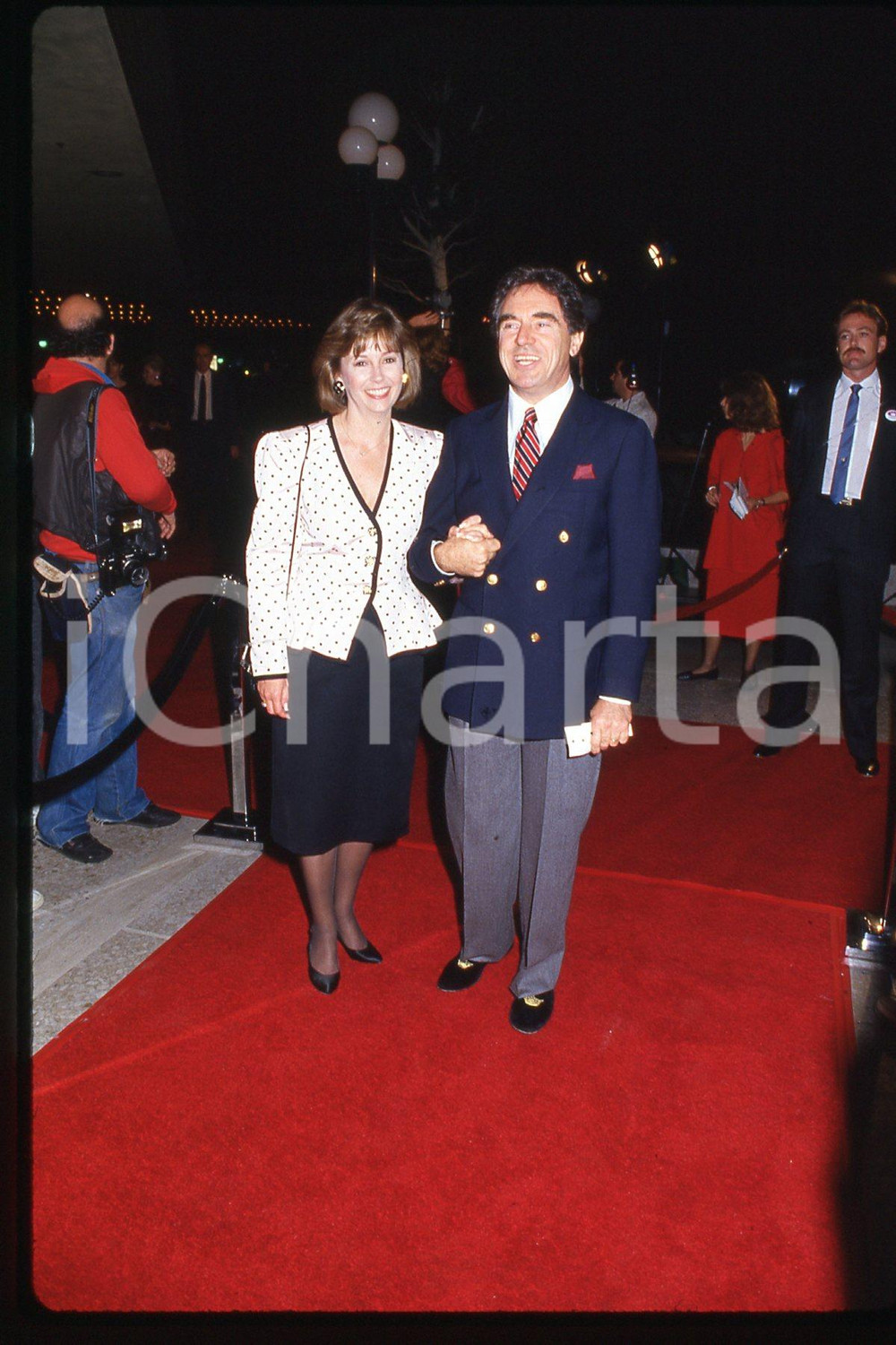 35mm vintage slide* 1987, CALIFORNIA, CINEMA - singer, actor Anthony NEWLEY  Diapositiva d'epoca, in formato 35 mm.CONDIZIONI: GOODE' severamente vietata la riproduzione. Tutti i diritti sono riservati.Nella diapositiva ICharta mette in vendita, sul negozio eBay e in esclusiva sul sito "icharta" il proprio archivio composto da numerose diapositive e negativi fotografici d'epoca, tutti originali e autentici, che attraversano la storia del costume italiano tra gli la fine degli anni Sessanta e Novanta.Si tratta di uno sguardo inedito sull'attualit&agrave;, la politica, la vita quotidiana, il gossip e la cultura, che fotografa il cambiamento della nazione in quest'ultimo scorcio del XX secolo. Un'occasione unica per il mercato del collezionismo, che vede finalmente disponibile un archivio eccezionale per vastit&agrave;, tematiche e condizioni, in un settore (il negativo fotografico e la diapositiva) di assoluta novit&agrave; e dalle interessanti prospettive di investimento. GOOD/buono   originale e autentica 1