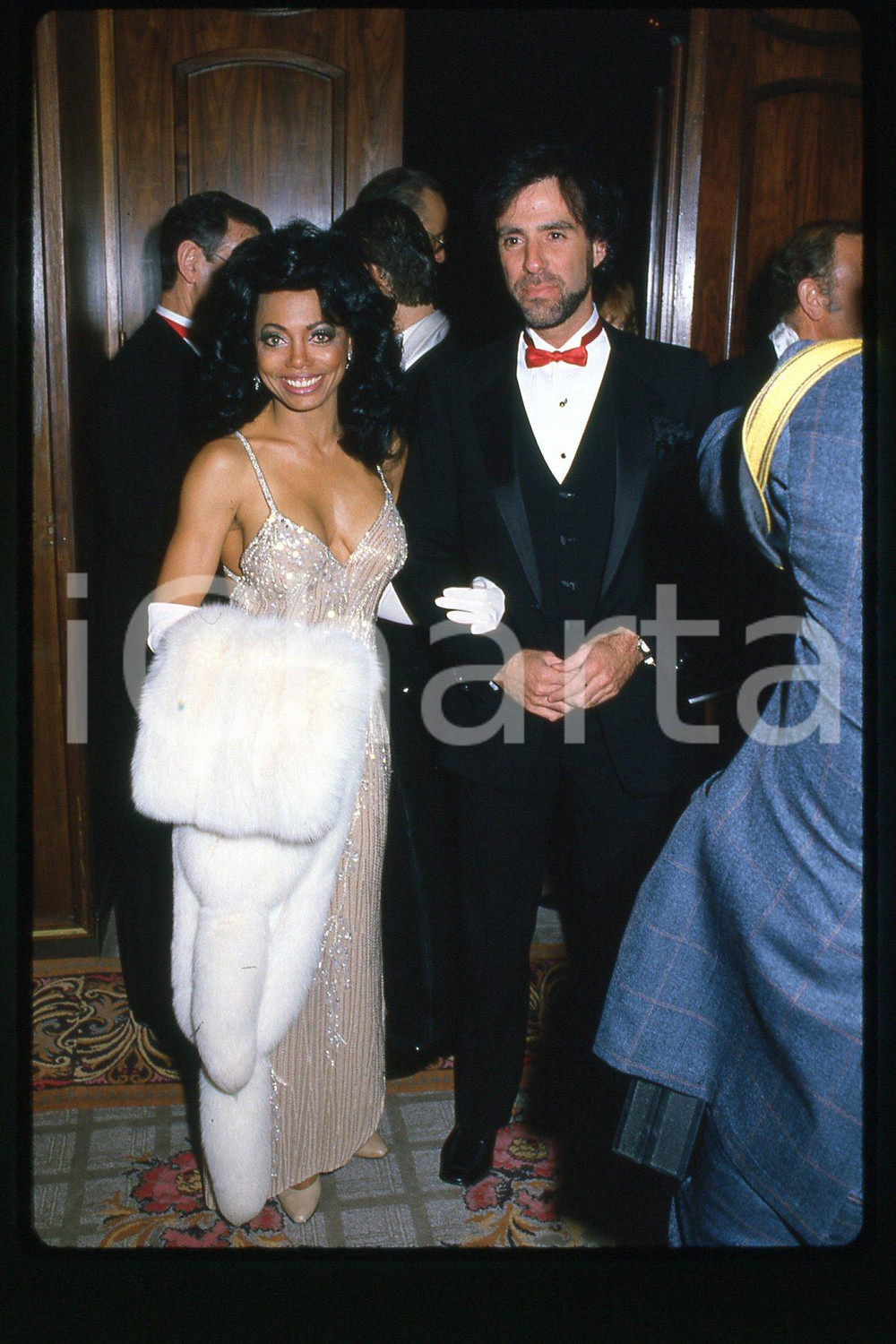 35mm vintage slide* 1987, CALIFORNIA, CINEMA - Florence LARUE, Eric STERLING (2)  Diapositiva d'epoca, in formato 35 mm.CONDIZIONI: GOODE' severamente vietata la riproduzione. Tutti i diritti sono riservati.Nella diapositiva ICharta mette in vendita, sul negozio eBay e in esclusiva sul sito "icharta" il proprio archivio composto da numerose diapositive e negativi fotografici d'epoca, tutti originali e autentici, che attraversano la storia del costume italiano tra gli la fine degli anni Sessanta e Novanta.Si tratta di uno sguardo inedito sull'attualit&agrave;, la politica, la vita quotidiana, il gossip e la cultura, che fotografa il cambiamento della nazione in quest'ultimo scorcio del XX secolo. Un'occasione unica per il mercato del collezionismo, che vede finalmente disponibile un archivio eccezionale per vastit&agrave;, tematiche e condizioni, in un settore (il negativo fotografico e la diapositiva) di assoluta novit&agrave; e dalle interessanti prospettive di investimento. GOOD/buono   originale e autentica 1