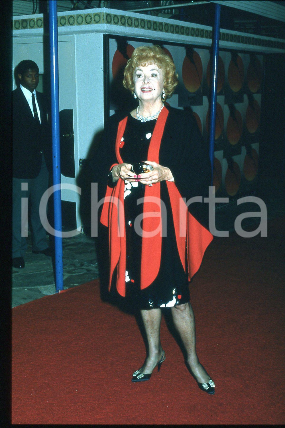 35mm vintage slide* 1986 ca, CALIFORNIA, CINEMA, actress Jane MEADOWS  Diapositiva d'epoca, in formato 35 mm.CONDIZIONI: GOODE' severamente vietata la riproduzione. Tutti i diritti sono riservati.Nella diapositiva ICharta mette in vendita, sul negozio eBay e in esclusiva sul sito "icharta" il proprio archivio composto da numerose diapositive e negativi fotografici d'epoca, tutti originali e autentici, che attraversano la storia del costume italiano tra gli la fine degli anni Sessanta e Novanta.Si tratta di uno sguardo inedito sull'attualit&agrave;, la politica, la vita quotidiana, il gossip e la cultura, che fotografa il cambiamento della nazione in quest'ultimo scorcio del XX secolo. Un'occasione unica per il mercato del collezionismo, che vede finalmente disponibile un archivio eccezionale per vastit&agrave;, tematiche e condizioni, in un settore (il negativo fotografico e la diapositiva) di assoluta novit&agrave; e dalle interessanti prospettive di investimento. GOOD/buono   originale e autentica 1
