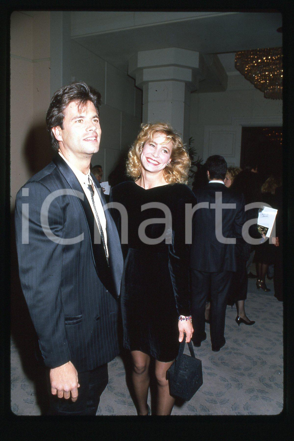 35mm vintage slide* 1985 ca, USA - CINEMA Lorenzo LAMAS Kathleen KINMONT  Diapositiva d'epoca, in formato 35 mm.CONDIZIONI: GOODE' severamente vietata la riproduzione. Tutti i diritti sono riservati.Nella diapositiva ICharta mette in vendita, sul negozio eBay e in esclusiva sul sito "icharta" il proprio archivio composto da numerose diapositive e negativi fotografici d'epoca, tutti originali e autentici, che attraversano la storia del costume italiano tra gli la fine degli anni Sessanta e Novanta.Si tratta di uno sguardo inedito sull'attualit&agrave;, la politica, la vita quotidiana, il gossip e la cultura, che fotografa il cambiamento della nazione in quest'ultimo scorcio del XX secolo. Un'occasione unica per il mercato del collezionismo, che vede finalmente disponibile un archivio eccezionale per vastit&agrave;, tematiche e condizioni, in un settore (il negativo fotografico e la diapositiva) di assoluta novit&agrave; e dalle interessanti prospettive di investimento. GOOD/buono   originale e autentica 1