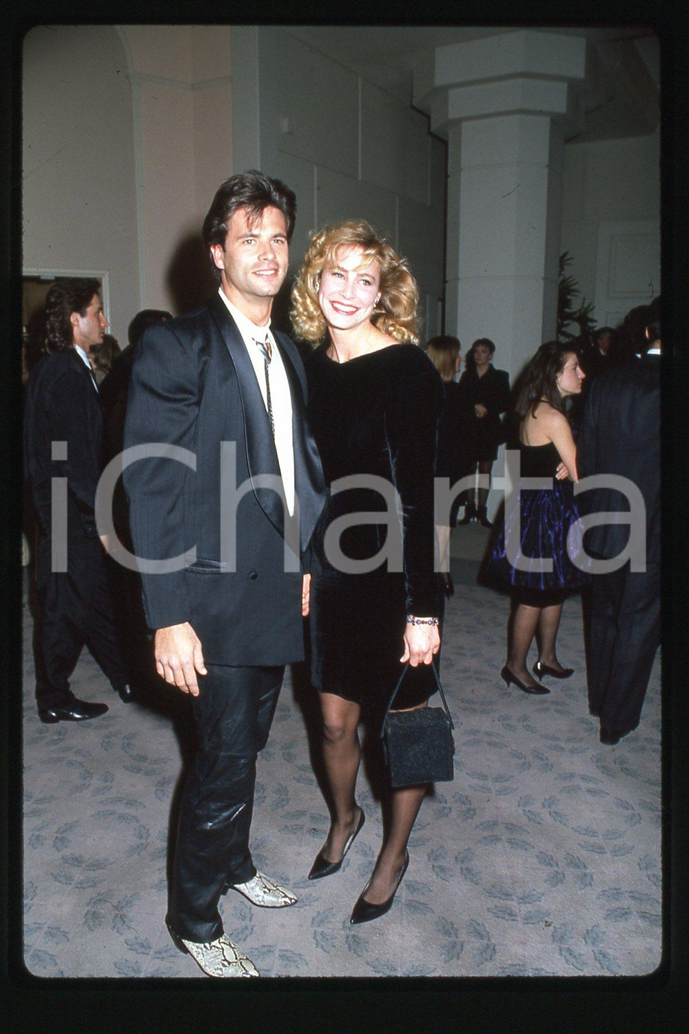 35mm vintage slide* 1985 ca, USA - CINEMA Lorenzo LAMAS Kathleen KINMONT (2)  Diapositiva d'epoca, in formato 35 mm.CONDIZIONI: GOODE' severamente vietata la riproduzione. Tutti i diritti sono riservati.Nella diapositiva ICharta mette in vendita, sul negozio eBay e in esclusiva sul sito "icharta" il proprio archivio composto da numerose diapositive e negativi fotografici d'epoca, tutti originali e autentici, che attraversano la storia del costume italiano tra gli la fine degli anni Sessanta e Novanta.Si tratta di uno sguardo inedito sull'attualit&agrave;, la politica, la vita quotidiana, il gossip e la cultura, che fotografa il cambiamento della nazione in quest'ultimo scorcio del XX secolo. Un'occasione unica per il mercato del collezionismo, che vede finalmente disponibile un archivio eccezionale per vastit&agrave;, tematiche e condizioni, in un settore (il negativo fotografico e la diapositiva) di assoluta novit&agrave; e dalle interessanti prospettive di investimento. GOOD/buono   originale e autentica 1