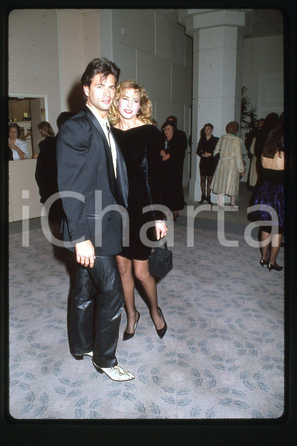 35mm vintage slide* 1985 ca USA - CINEMA Lorenzo LAMAS Kathleen KINMONT (3)  Diapositiva d'epoca, in formato 35 mm.CONDIZIONI: GOODE' severamente vietata la riproduzione. Tutti i diritti sono riservati.Nella diapositiva ICharta mette in vendita, sul negozio eBay e in esclusiva sul sito "icharta" il proprio archivio composto da numerose diapositive e negativi fotografici d'epoca, tutti originali e autentici, che attraversano la storia del costume italiano tra gli la fine degli anni Sessanta e Novanta.Si tratta di uno sguardo inedito sull'attualit&agrave;, la politica, la vita quotidiana, il gossip e la cultura, che fotografa il cambiamento della nazione in quest'ultimo scorcio del XX secolo. Un'occasione unica per il mercato del collezionismo, che vede finalmente disponibile un archivio eccezionale per vastit&agrave;, tematiche e condizioni, in un settore (il negativo fotografico e la diapositiva) di assoluta novit&agrave; e dalle interessanti prospettive di investimento. GOOD/buono   originale e autentica 1
