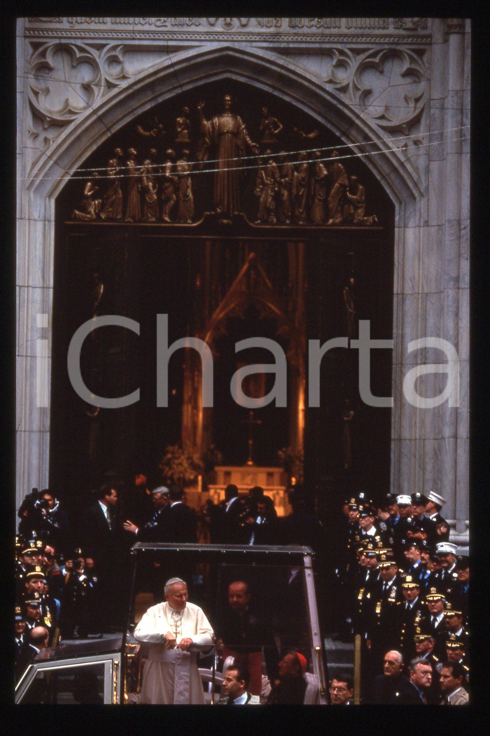 35mm vintage slide* 1995 NEW YORK St.Patrick's Cathedral - Giovanni Paolo II  Diapositiva d'epoca, in formato 35 mm.CONDIZIONI: GOODE' severamente vietata la riproduzione. Tutti i diritti sono riservati.Nella diapositiva ICharta mette in vendita, sul negozio eBay e in esclusiva sul sito "icharta" il proprio archivio composto da numerose diapositive e negativi fotografici d'epoca, tutti originali e autentici, che attraversano la storia del costume italiano tra gli la fine degli anni Sessanta e Novanta.Si tratta di uno sguardo inedito sull'attualit&agrave;, la politica, la vita quotidiana, il gossip e la cultura, che fotografa il cambiamento della nazione in quest'ultimo scorcio del XX secolo. Un'occasione unica per il mercato del collezionismo, che vede finalmente disponibile un archivio eccezionale per vastit&agrave;, tematiche e condizioni, in un settore (il negativo fotografico e la diapositiva) di assoluta novit&agrave; e dalle interessanti prospettive di investimento.  FAIR/discreto   originale e autentica 1