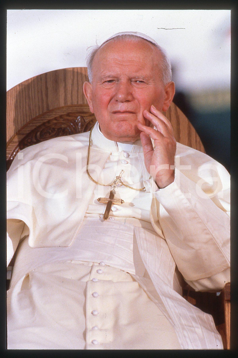 35mm vintage slide* 1995 USA Papa Giovanni Paolo II (2)  Diapositiva d'epoca, in formato 35 mm.CONDIZIONI: GOODE' severamente vietata la riproduzione. Tutti i diritti sono riservati.Nella diapositiva ICharta mette in vendita, sul negozio eBay e in esclusiva sul sito "icharta" il proprio archivio composto da numerose diapositive e negativi fotografici d'epoca, tutti originali e autentici, che attraversano la storia del costume italiano tra gli la fine degli anni Sessanta e Novanta.Si tratta di uno sguardo inedito sull'attualit&agrave;, la politica, la vita quotidiana, il gossip e la cultura, che fotografa il cambiamento della nazione in quest'ultimo scorcio del XX secolo. Un'occasione unica per il mercato del collezionismo, che vede finalmente disponibile un archivio eccezionale per vastit&agrave;, tematiche e condizioni, in un settore (il negativo fotografico e la diapositiva) di assoluta novit&agrave; e dalle interessanti prospettive di investimento.  FAIR/discreto   originale e autentica 1