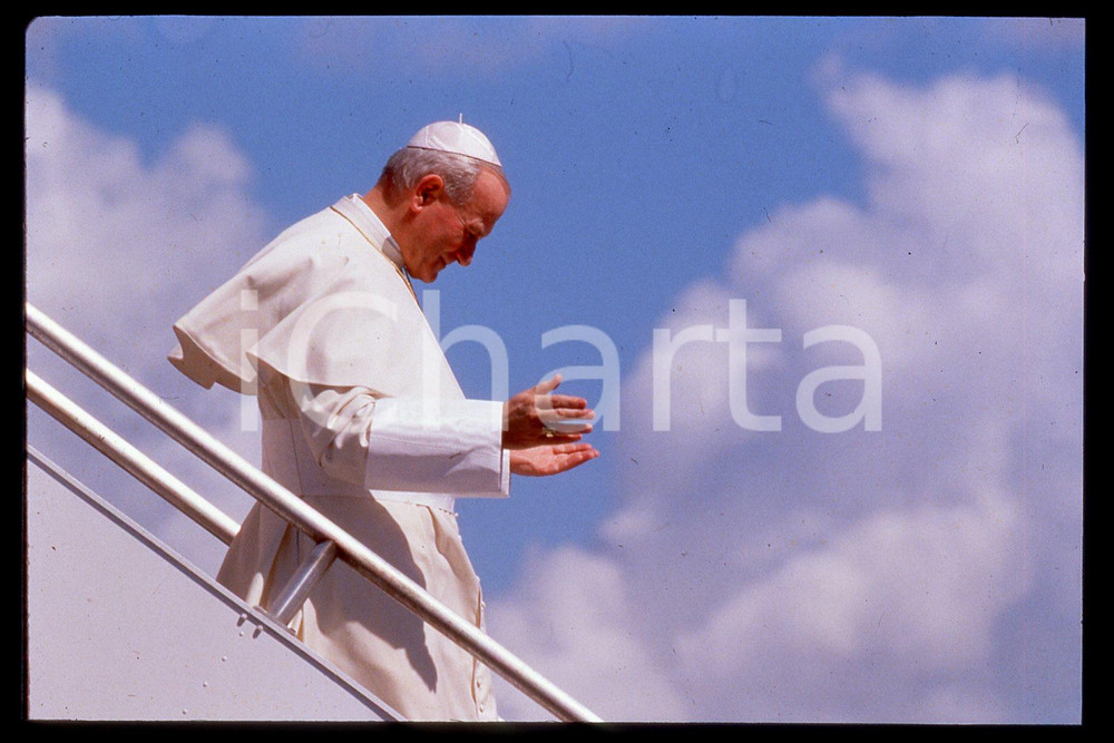 35mm vintage slide* 1989 COSTUME Giovanni Paolo II scende dall'aereo  Diapositiva d'epoca, in formato 35 mm.CONDIZIONI: GOODE' severamente vietata la riproduzione. Tutti i diritti sono riservati.Nella diapositiva ICharta mette in vendita, sul negozio eBay e in esclusiva sul sito "icharta" il proprio archivio composto da numerose diapositive e negativi fotografici d'epoca, tutti originali e autentici, che attraversano la storia del costume italiano tra gli la fine degli anni Sessanta e Novanta.Si tratta di uno sguardo inedito sull'attualit&agrave;, la politica, la vita quotidiana, il gossip e la cultura, che fotografa il cambiamento della nazione in quest'ultimo scorcio del XX secolo. Un'occasione unica per il mercato del collezionismo, che vede finalmente disponibile un archivio eccezionale per vastit&agrave;, tematiche e condizioni, in un settore (il negativo fotografico e la diapositiva) di assoluta novit&agrave; e dalle interessanti prospettive di investimento.  FAIR/discreto   originale e autentica 1