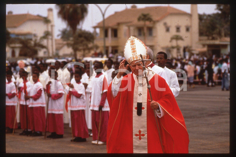 35mm vintage slide *1992 LUANDA - ANGOLA Giovanni Paolo II (1)  Diapositiva d'epoca, in formato 35 mm.CONDIZIONI: GOODE' severamente vietata la riproduzione. Tutti i diritti sono riservati.Nella diapositiva ICharta mette in vendita, sul negozio eBay e in esclusiva sul sito "icharta" il proprio archivio composto da numerose diapositive e negativi fotografici d'epoca, tutti originali e autentici, che attraversano la storia del costume italiano tra gli la fine degli anni Sessanta e Novanta.Si tratta di uno sguardo inedito sull'attualit&agrave;, la politica, la vita quotidiana, il gossip e la cultura, che fotografa il cambiamento della nazione in quest'ultimo scorcio del XX secolo. Un'occasione unica per il mercato del collezionismo, che vede finalmente disponibile un archivio eccezionale per vastit&agrave;, tematiche e condizioni, in un settore (il negativo fotografico e la diapositiva) di assoluta novit&agrave; e dalle interessanti prospettive di investimento.  FAIR/discreto   originale e autentica 1