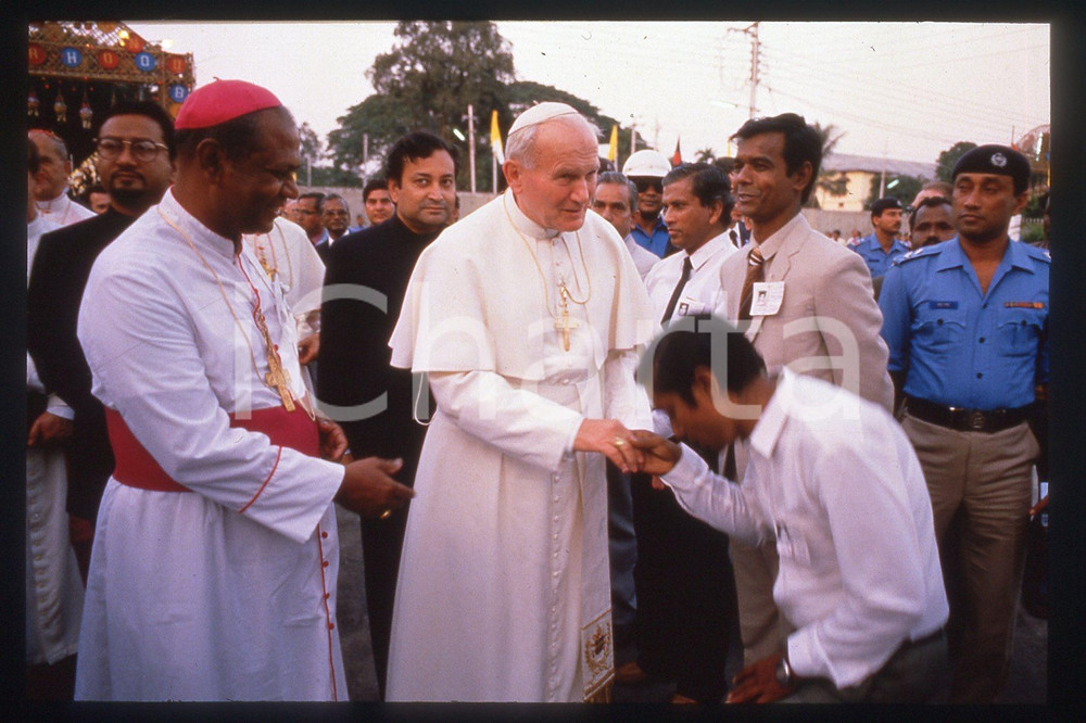 35mm vintage slide* 1986 BANGLADESH Papa Giovanni Paolo II  Diapositiva d'epoca, in formato 35 mm.CONDIZIONI: GOODE' severamente vietata la riproduzione. Tutti i diritti sono riservati.Nella diapositiva ICharta mette in vendita, sul negozio eBay e in esclusiva sul sito "icharta" il proprio archivio composto da numerose diapositive e negativi fotografici d'epoca, tutti originali e autentici, che attraversano la storia del costume italiano tra gli la fine degli anni Sessanta e Novanta.Si tratta di uno sguardo inedito sull'attualit&agrave;, la politica, la vita quotidiana, il gossip e la cultura, che fotografa il cambiamento della nazione in quest'ultimo scorcio del XX secolo. Un'occasione unica per il mercato del collezionismo, che vede finalmente disponibile un archivio eccezionale per vastit&agrave;, tematiche e condizioni, in un settore (il negativo fotografico e la diapositiva) di assoluta novit&agrave; e dalle interessanti prospettive di investimento.  FAIR/discreto   originale e autentica 1
