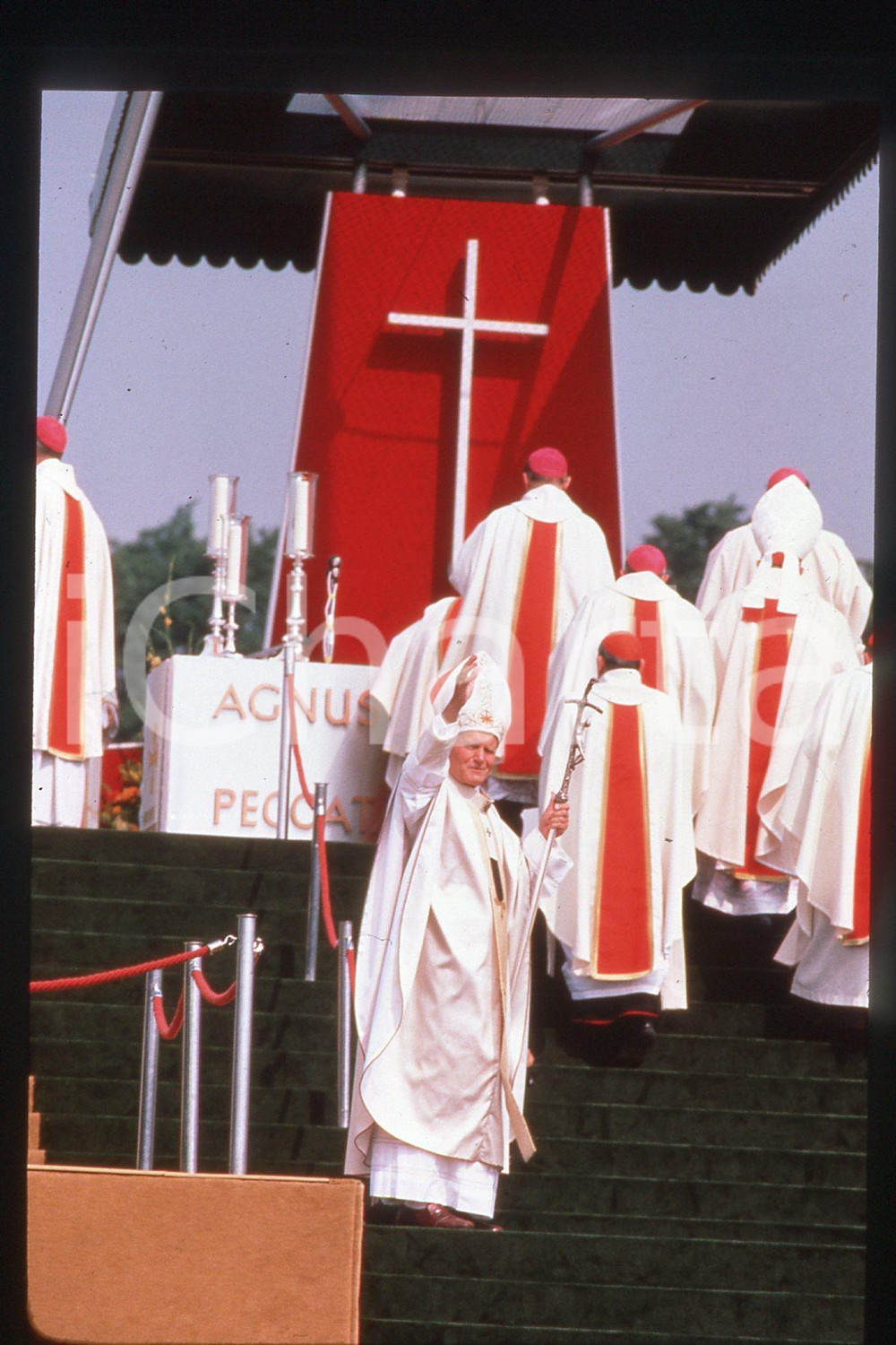 35mm vintage slide* 1982 COSTUME Giovanni Paolo II (10)  Diapositiva d'epoca, in formato 35 mm.CONDIZIONI: GOODE' severamente vietata la riproduzione. Tutti i diritti sono riservati.Nella diapositiva ICharta mette in vendita, sul negozio eBay e in esclusiva sul sito "icharta" il proprio archivio composto da numerose diapositive e negativi fotografici d'epoca, tutti originali e autentici, che attraversano la storia del costume italiano tra gli la fine degli anni Sessanta e Novanta.Si tratta di uno sguardo inedito sull'attualit&agrave;, la politica, la vita quotidiana, il gossip e la cultura, che fotografa il cambiamento della nazione in quest'ultimo scorcio del XX secolo. Un'occasione unica per il mercato del collezionismo, che vede finalmente disponibile un archivio eccezionale per vastit&agrave;, tematiche e condizioni, in un settore (il negativo fotografico e la diapositiva) di assoluta novit&agrave; e dalle interessanti prospettive di investimento.  FAIR/discreto   originale e autentica 1