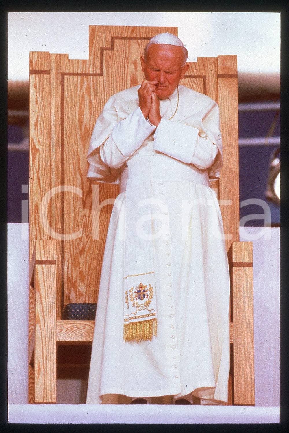 35mm vintage slide* 1993 DENVER - COLORADO Giovanni Paolo II  Diapositiva d'epoca, in formato 35 mm.CONDIZIONI: GOODE' severamente vietata la riproduzione. Tutti i diritti sono riservati.Nella diapositiva ICharta mette in vendita, sul negozio eBay e in esclusiva sul sito "icharta" il proprio archivio composto da numerose diapositive e negativi fotografici d'epoca, tutti originali e autentici, che attraversano la storia del costume italiano tra gli la fine degli anni Sessanta e Novanta.Si tratta di uno sguardo inedito sull'attualit&agrave;, la politica, la vita quotidiana, il gossip e la cultura, che fotografa il cambiamento della nazione in quest'ultimo scorcio del XX secolo. Un'occasione unica per il mercato del collezionismo, che vede finalmente disponibile un archivio eccezionale per vastit&agrave;, tematiche e condizioni, in un settore (il negativo fotografico e la diapositiva) di assoluta novit&agrave; e dalle interessanti prospettive di investimento.  FAIR/discreto   originale e autentica 1