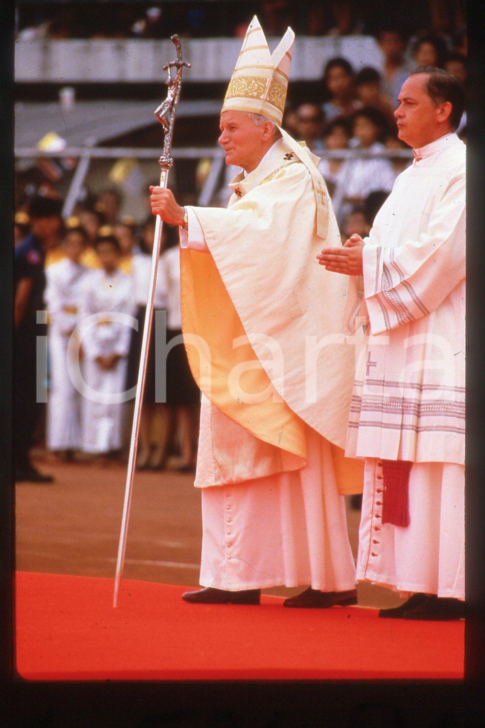 35mm vintage slide* 1984 THAILANDIA Giovanni Paolo II  Diapositiva d'epoca, in formato 35 mm.CONDIZIONI: GOODE' severamente vietata la riproduzione. Tutti i diritti sono riservati.Nella diapositiva ICharta mette in vendita, sul negozio eBay e in esclusiva sul sito "icharta" il proprio archivio composto da numerose diapositive e negativi fotografici d'epoca, tutti originali e autentici, che attraversano la storia del costume italiano tra gli la fine degli anni Sessanta e Novanta.Si tratta di uno sguardo inedito sull'attualit&agrave;, la politica, la vita quotidiana, il gossip e la cultura, che fotografa il cambiamento della nazione in quest'ultimo scorcio del XX secolo. Un'occasione unica per il mercato del collezionismo, che vede finalmente disponibile un archivio eccezionale per vastit&agrave;, tematiche e condizioni, in un settore (il negativo fotografico e la diapositiva) di assoluta novit&agrave; e dalle interessanti prospettive di investimento.  FAIR/discreto   originale e autentica 1