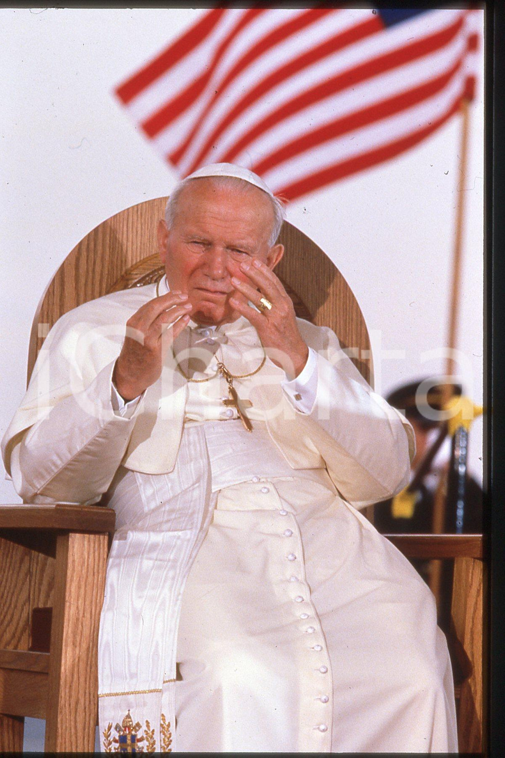 35mm vintage slide* 1995 USA Giovanni Paolo II with american flag  Diapositiva d'epoca, in formato 35 mm.CONDIZIONI: GOODE' severamente vietata la riproduzione. Tutti i diritti sono riservati.Nella diapositiva ICharta mette in vendita, sul negozio eBay e in esclusiva sul sito "icharta" il proprio archivio composto da numerose diapositive e negativi fotografici d'epoca, tutti originali e autentici, che attraversano la storia del costume italiano tra gli la fine degli anni Sessanta e Novanta.Si tratta di uno sguardo inedito sull'attualit&agrave;, la politica, la vita quotidiana, il gossip e la cultura, che fotografa il cambiamento della nazione in quest'ultimo scorcio del XX secolo. Un'occasione unica per il mercato del collezionismo, che vede finalmente disponibile un archivio eccezionale per vastit&agrave;, tematiche e condizioni, in un settore (il negativo fotografico e la diapositiva) di assoluta novit&agrave; e dalle interessanti prospettive di investimento.  FAIR/discreto   originale e autentica 1