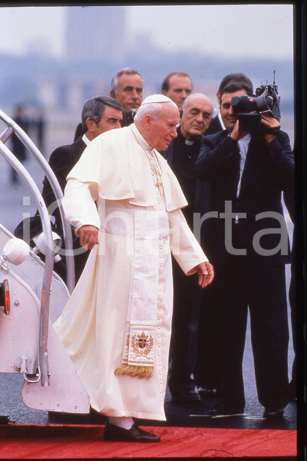 35mm vintage slide* 1995 USA Papa Giovanni Paolo II at the airport  Diapositiva d'epoca, in formato 35 mm.CONDIZIONI: GOODE' severamente vietata la riproduzione. Tutti i diritti sono riservati.Nella diapositiva ICharta mette in vendita, sul negozio eBay e in esclusiva sul sito "icharta" il proprio archivio composto da numerose diapositive e negativi fotografici d'epoca, tutti originali e autentici, che attraversano la storia del costume italiano tra gli la fine degli anni Sessanta e Novanta.Si tratta di uno sguardo inedito sull'attualit&agrave;, la politica, la vita quotidiana, il gossip e la cultura, che fotografa il cambiamento della nazione in quest'ultimo scorcio del XX secolo. Un'occasione unica per il mercato del collezionismo, che vede finalmente disponibile un archivio eccezionale per vastit&agrave;, tematiche e condizioni, in un settore (il negativo fotografico e la diapositiva) di assoluta novit&agrave; e dalle interessanti prospettive di investimento.  FAIR/discreto   originale e autentica 1