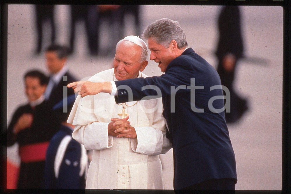 35mm vintage slide* 1993 DENVER - COLORADO Giovanni Paolo II and Bill CLINTON  Diapositiva d'epoca, in formato 35 mm.CONDIZIONI: GOODE' severamente vietata la riproduzione. Tutti i diritti sono riservati.Nella diapositiva ICharta mette in vendita, sul negozio eBay e in esclusiva sul sito "icharta" il proprio archivio composto da numerose diapositive e negativi fotografici d'epoca, tutti originali e autentici, che attraversano la storia del costume italiano tra gli la fine degli anni Sessanta e Novanta.Si tratta di uno sguardo inedito sull'attualit&agrave;, la politica, la vita quotidiana, il gossip e la cultura, che fotografa il cambiamento della nazione in quest'ultimo scorcio del XX secolo. Un'occasione unica per il mercato del collezionismo, che vede finalmente disponibile un archivio eccezionale per vastit&agrave;, tematiche e condizioni, in un settore (il negativo fotografico e la diapositiva) di assoluta novit&agrave; e dalle interessanti prospettive di investimento.  FAIR/discreto   originale e autentica 1