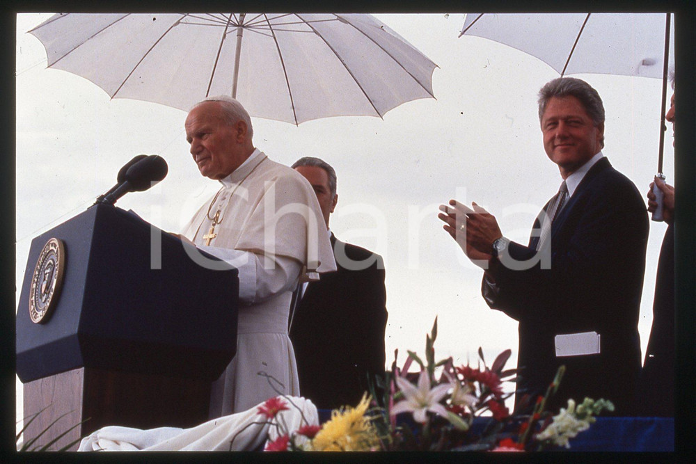 35mm vintage slide* 1993 DENVER - COLORADO Bill CLINTON Giovanni Paolo II  Diapositiva d'epoca, in formato 35 mm.CONDIZIONI: GOODE' severamente vietata la riproduzione. Tutti i diritti sono riservati.Nella diapositiva ICharta mette in vendita, sul negozio eBay e in esclusiva sul sito "icharta" il proprio archivio composto da numerose diapositive e negativi fotografici d'epoca, tutti originali e autentici, che attraversano la storia del costume italiano tra gli la fine degli anni Sessanta e Novanta.Si tratta di uno sguardo inedito sull'attualit&agrave;, la politica, la vita quotidiana, il gossip e la cultura, che fotografa il cambiamento della nazione in quest'ultimo scorcio del XX secolo. Un'occasione unica per il mercato del collezionismo, che vede finalmente disponibile un archivio eccezionale per vastit&agrave;, tematiche e condizioni, in un settore (il negativo fotografico e la diapositiva) di assoluta novit&agrave; e dalle interessanti prospettive di investimento.  FAIR/discreto   originale e autentica 1