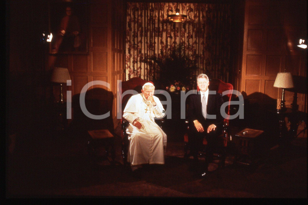 35mm vintage slide* 1995 USA- New York - Bill CLINTON and Giovanni Paolo II  Diapositiva d'epoca, in formato 35 mm.CONDIZIONI: GOODE' severamente vietata la riproduzione. Tutti i diritti sono riservati.Nella diapositiva ICharta mette in vendita, sul negozio eBay e in esclusiva sul sito "icharta" il proprio archivio composto da numerose diapositive e negativi fotografici d'epoca, tutti originali e autentici, che attraversano la storia del costume italiano tra gli la fine degli anni Sessanta e Novanta.Si tratta di uno sguardo inedito sull'attualit&agrave;, la politica, la vita quotidiana, il gossip e la cultura, che fotografa il cambiamento della nazione in quest'ultimo scorcio del XX secolo. Un'occasione unica per il mercato del collezionismo, che vede finalmente disponibile un archivio eccezionale per vastit&agrave;, tematiche e condizioni, in un settore (il negativo fotografico e la diapositiva) di assoluta novit&agrave; e dalle interessanti prospettive di investimento.  FAIR/discreto   originale e autentica 1
