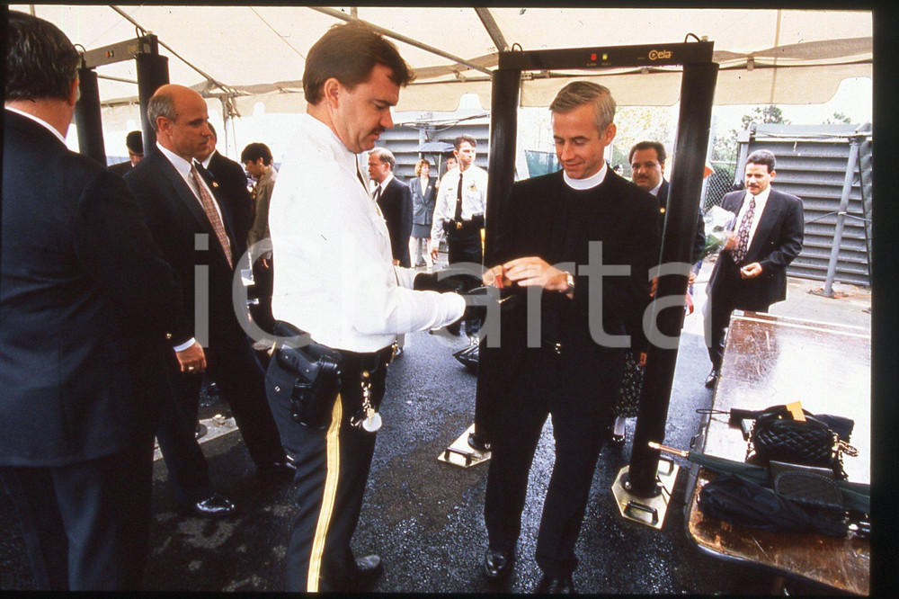 35mm vintage slide* 1995 USA- New York - Giovanni Paolo II - security  Diapositiva d'epoca, in formato 35 mm.CONDIZIONI: GOODE' severamente vietata la riproduzione. Tutti i diritti sono riservati.Nella diapositiva ICharta mette in vendita, sul negozio eBay e in esclusiva sul sito "icharta" il proprio archivio composto da numerose diapositive e negativi fotografici d'epoca, tutti originali e autentici, che attraversano la storia del costume italiano tra gli la fine degli anni Sessanta e Novanta.Si tratta di uno sguardo inedito sull'attualit&agrave;, la politica, la vita quotidiana, il gossip e la cultura, che fotografa il cambiamento della nazione in quest'ultimo scorcio del XX secolo. Un'occasione unica per il mercato del collezionismo, che vede finalmente disponibile un archivio eccezionale per vastit&agrave;, tematiche e condizioni, in un settore (il negativo fotografico e la diapositiva) di assoluta novit&agrave; e dalle interessanti prospettive di investimento.  FAIR/discreto   originale e autentica 1